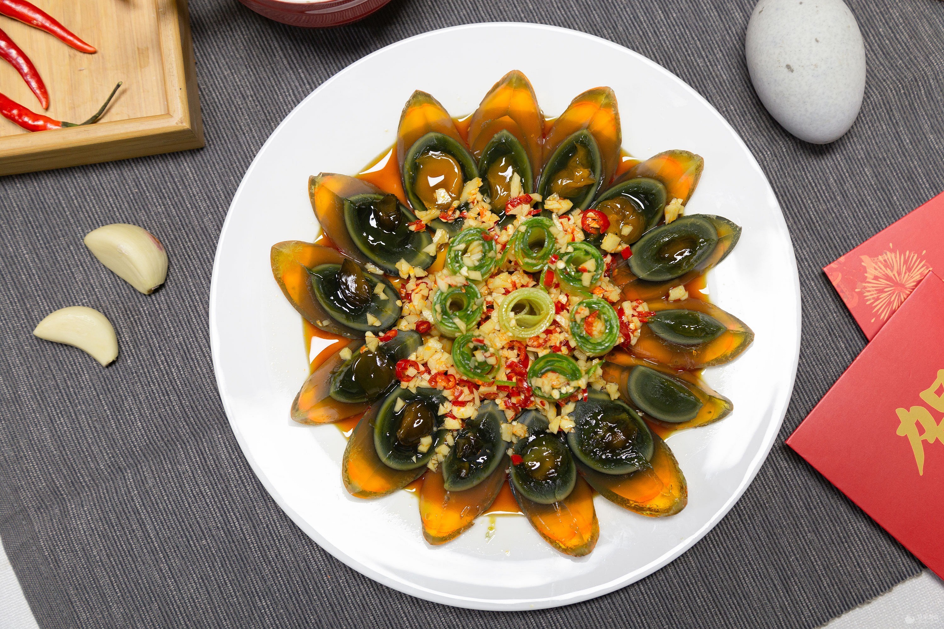 表白|#一道菜表白豆果美食#平淡却惊喜连连的凉拌皮蛋