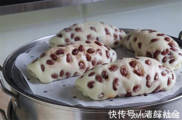 面粉别蒸馒头了，加一把红豆，卷一卷，蓬松喧软又香甜，超简单