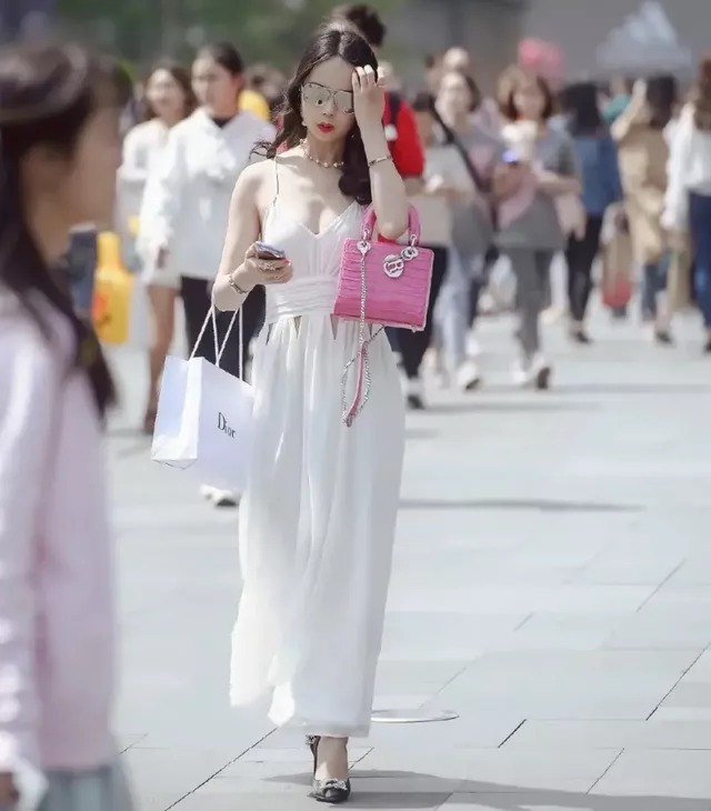 露背 气质出尘脱俗的小姐姐,一身露背长裙仙气十足