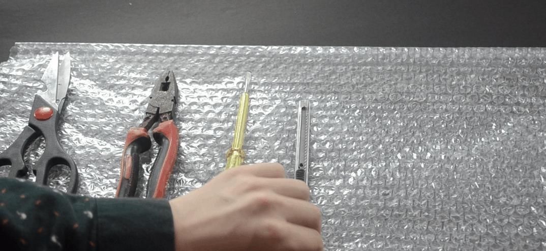 快递箱里的气泡垫别扔了, 没想到它作用这么大, 家家户户用的到