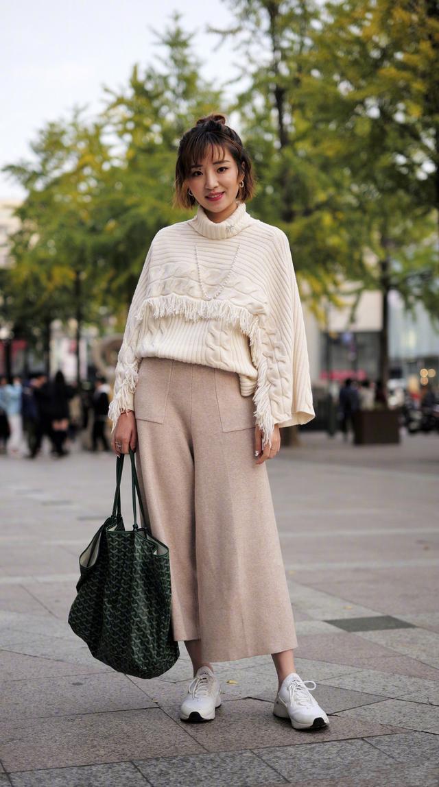 今年火了一种穿搭，叫“毛衣+阔腿裤”，时尚又显高，潮人都再穿