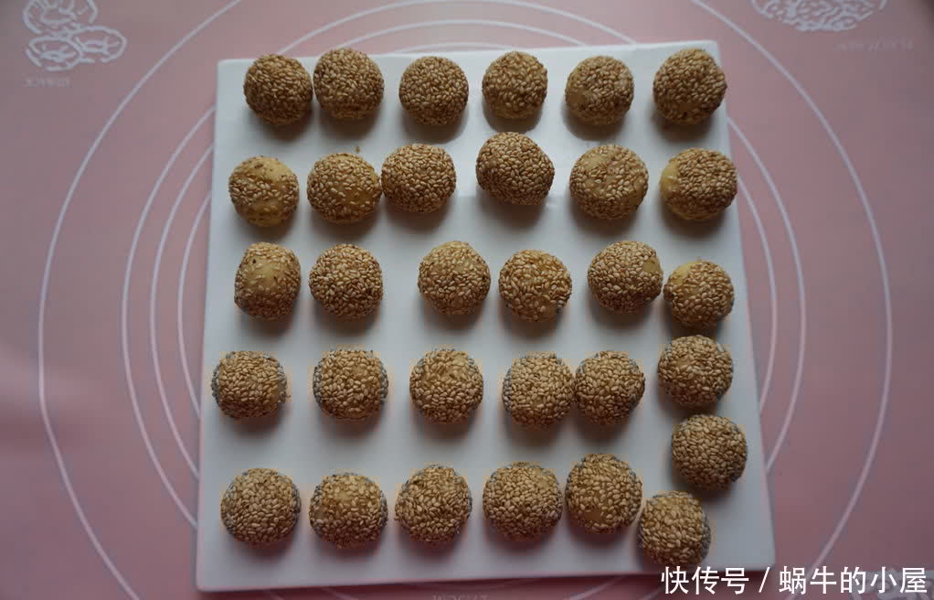 这款小零食香酥可口,做法简单,家里可以多备点,孩子很喜欢吃