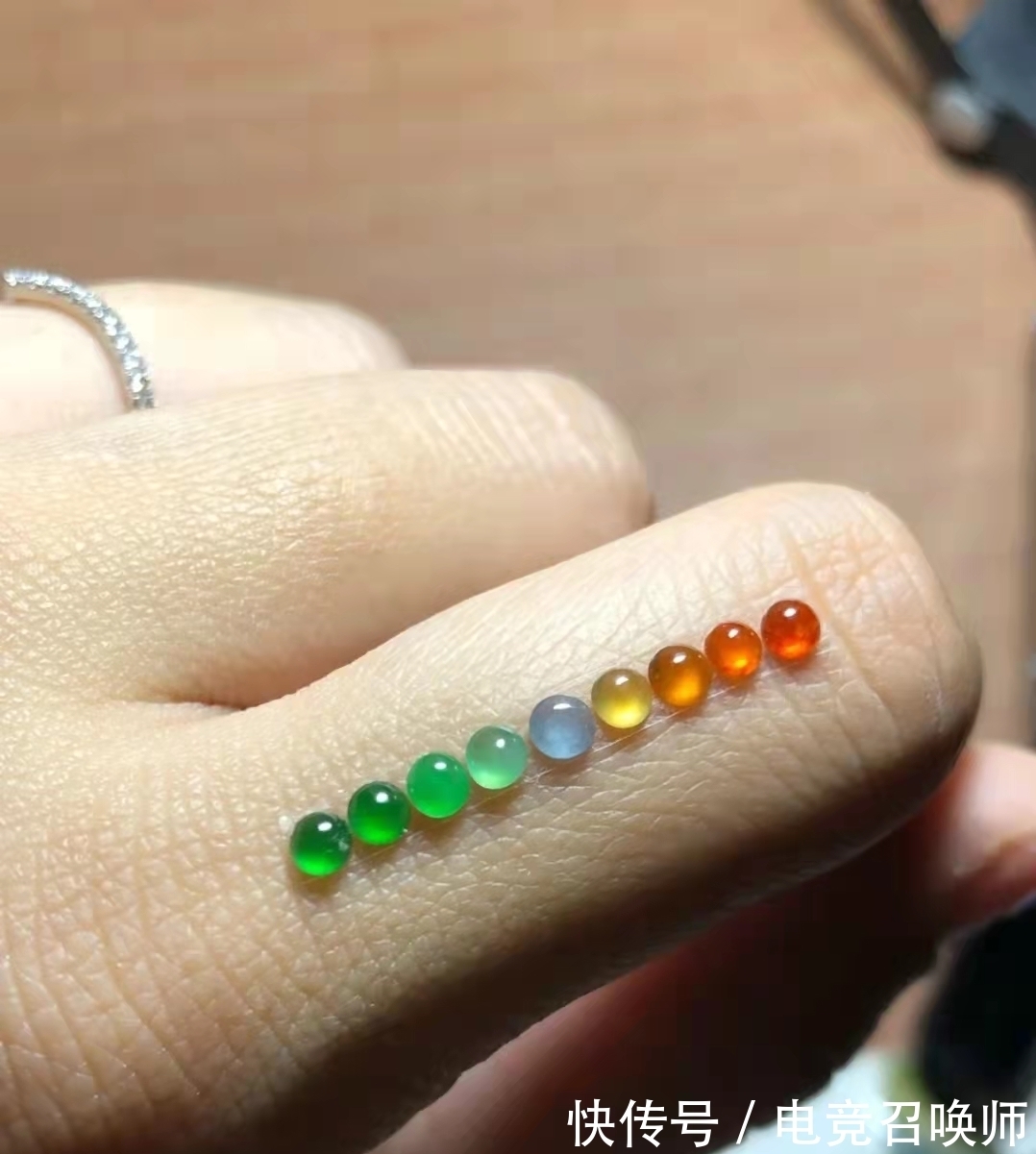 拼凑#七彩翡翠难寻,把颜色拼凑起来的彩虹色泽简直绝了,减龄又显年轻