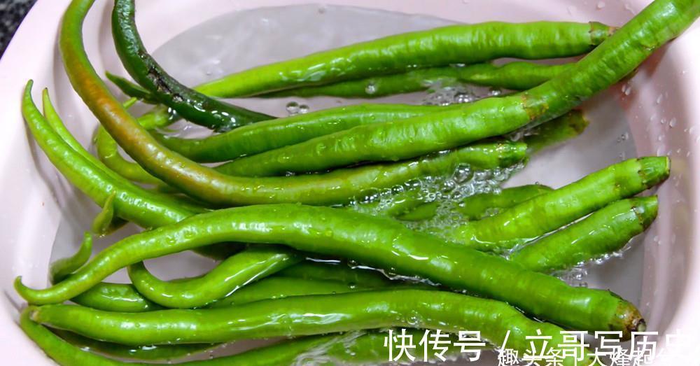 阳台上|一瓶啤酒倒入辣椒里,教你一招,酸辣可口,3天就能吃