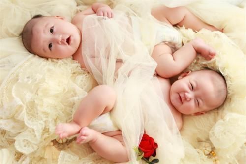 宝妈|双胞胎哥哥放学回家，双胞胎妹妹门口求抱抱，网友：鞋柜放不下了