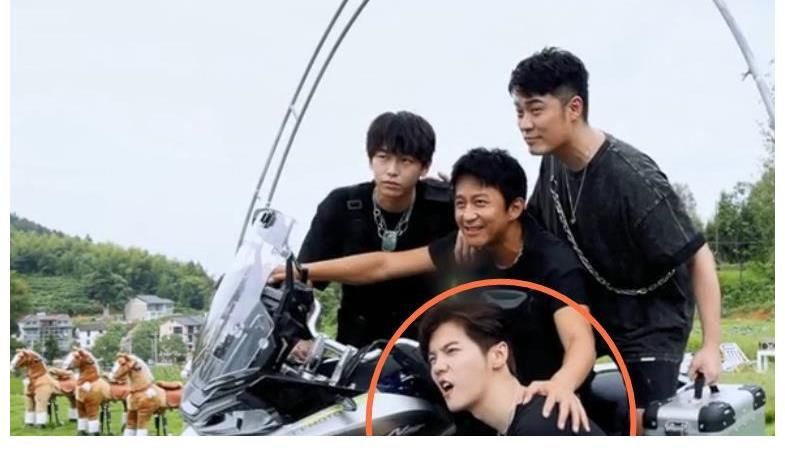 五哈第二季陣容官宣，全員拍攝宣傳片時，鹿晗白得像被P上的