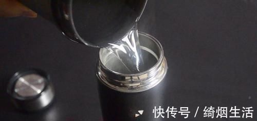 保温杯脏了不好洗？教你用一秘招，洗完就和新买的一样干净，很实用