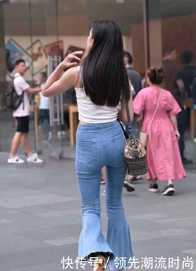 喇叭|街拍美女:过时的喇叭牛仔裤,竟能穿出这样大长腿,小姐姐太美了