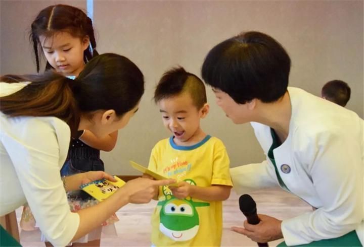 金钱观|幼儿园放寒假发“礼物”,引起家长不满:这就是糊弄小朋友