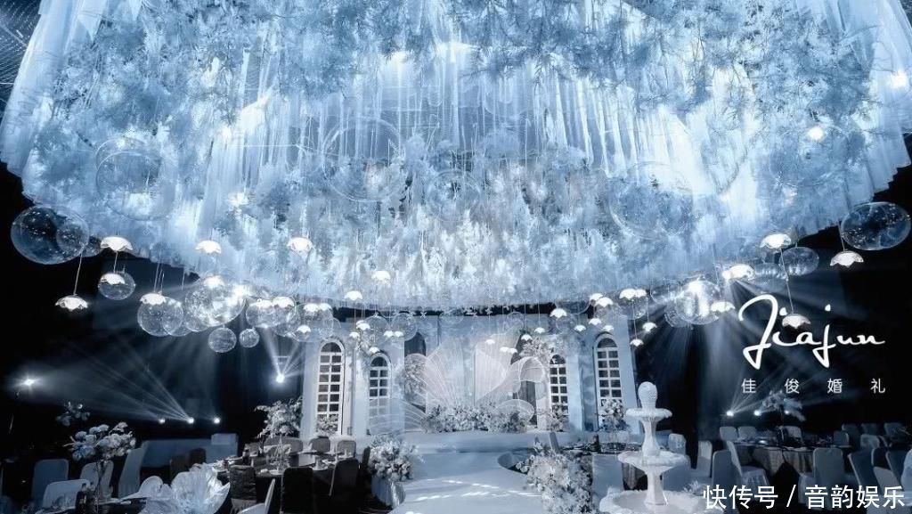 通透蓝的童话婚礼,有漂浮在海上的泡沫,和静谧的海棠花开