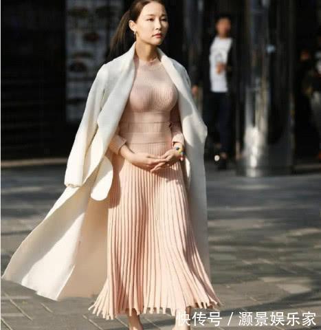 呢子衣 被小姐姐的气质穿搭美到了,一身肉粉色紧身连衣裙太迷人,超性感