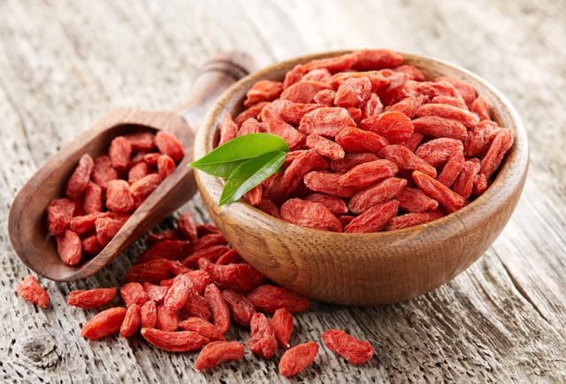 枸杞干吃好还是泡水喝好？不知道这几点，营养只会白白浪费