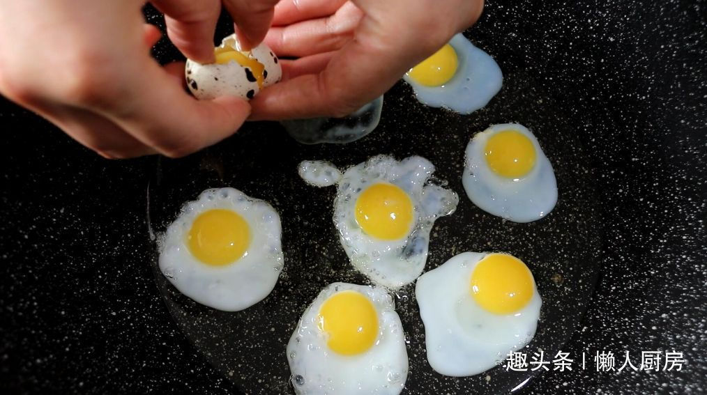 鹌鹑蛋别只会卤着吃,教你一种新做法,配上青红椒炒着吃