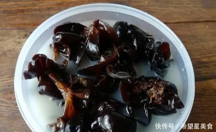 泡木耳别只用清水,教你2招,十分钟泡发,木耳饱满湿润,特干净