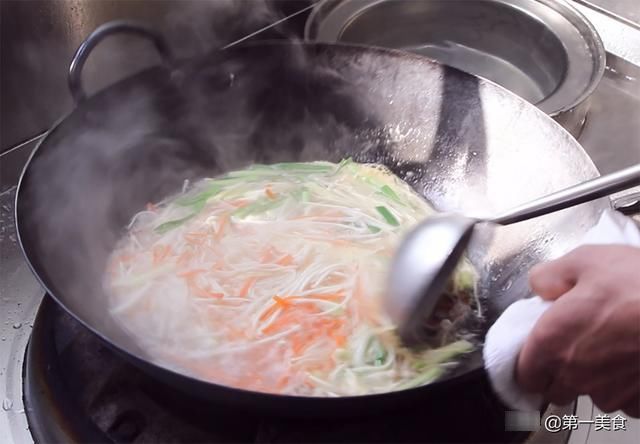 鲜艳|爽拌三丝最简单又好吃的做法,大厨教你多加一步,色泽鲜艳又脆嫩