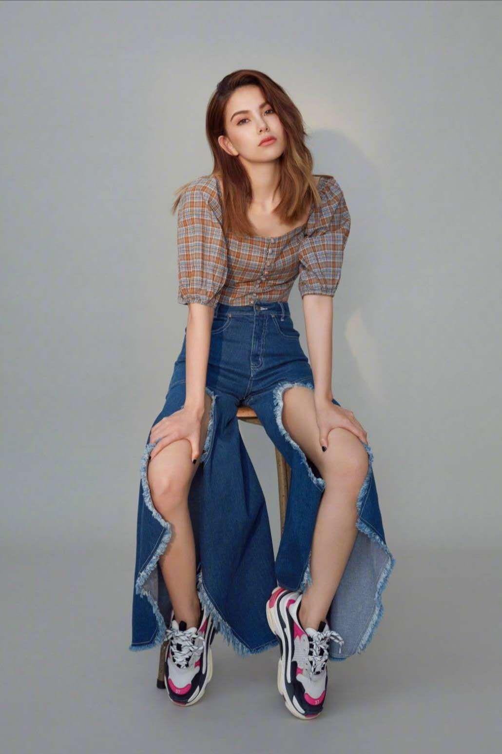 连衣裙|昆凌不愧是天王嫂,牛仔外套搭渔网袜个性洋气,漫画腿绝了