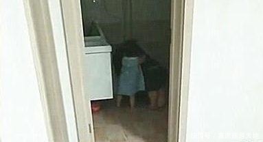 宝妈|爸爸喝醉趴厕所,妈妈生气不理,2岁女儿的举动让人直呼太暖心