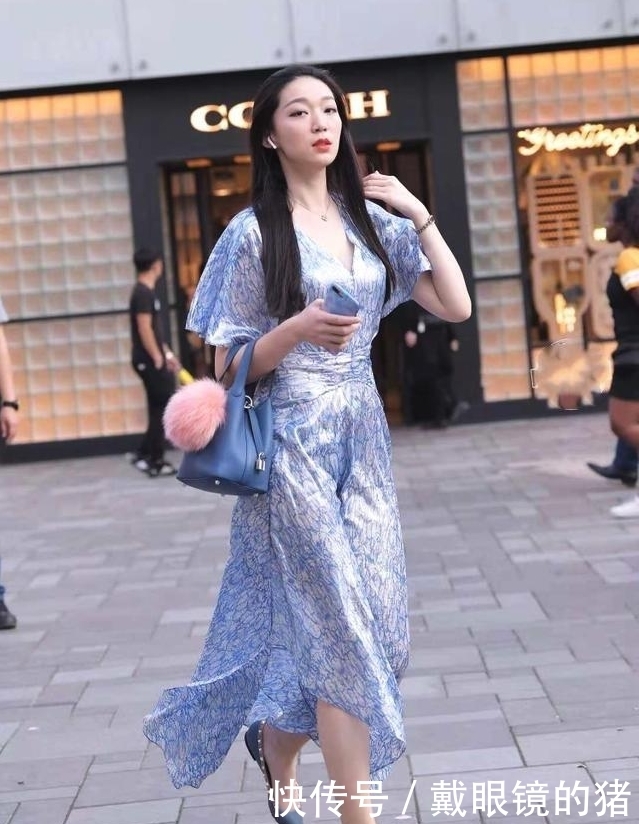 头发|街拍:小姐姐穿蓝色连衣裙好亮眼,拂头发的瞬间超性感!