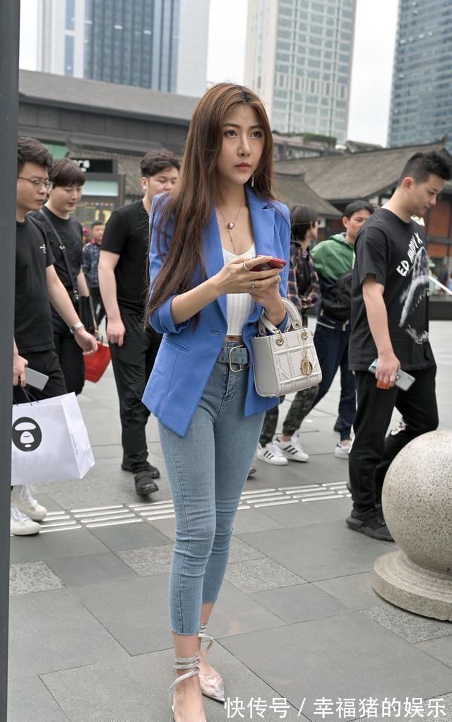 背心|简单的黑白搭配,白色西服配黑色v领背心,营造出一种自信的气氛