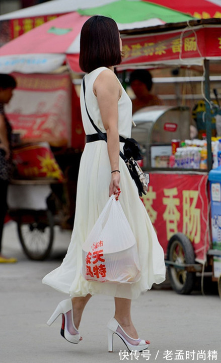 街拍|时尚街拍:街拍短发白长裙仙气十足的美女