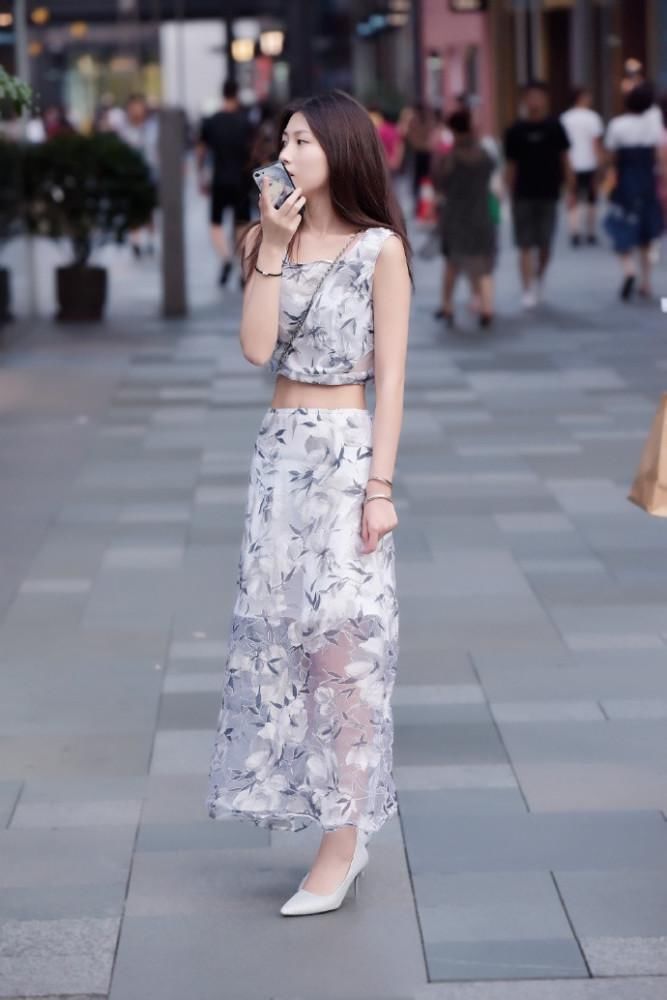 时尚女生选择“中国风”套装,不仅气质出尘,还前卫大胆