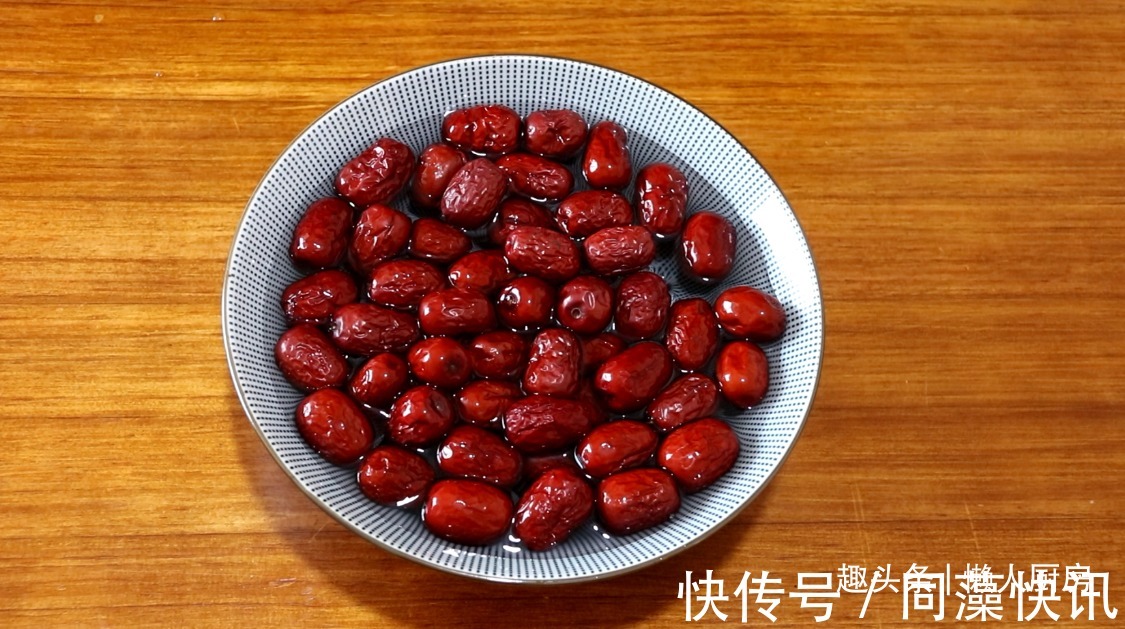 水洗|红枣用水洗一下，捅出枣核，这样低温烤一下，香香脆脆的