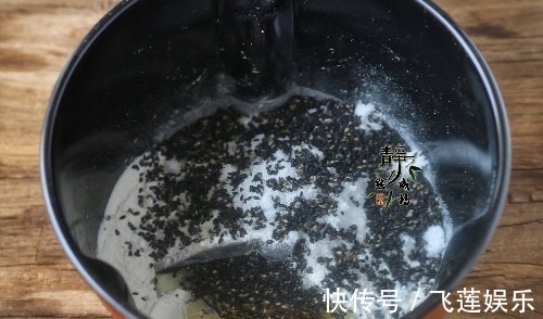 用面粉做的小零食，喷香酥脆，一会儿就做1锅，大人孩子抢着吃