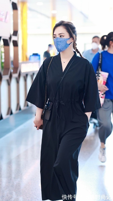 吸睛度|阿娇的40岁也太美好了,一身黑打扮虽很简单,气质高级比少女耐看