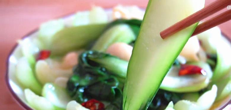 青菜不能直接下锅炒,牢记2个小窍门,出锅青菜翠绿还不出水