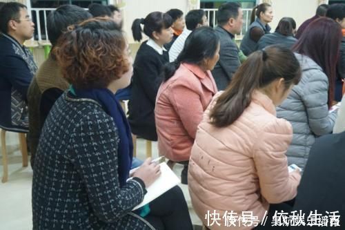 委屈|父亲穿“脏工服”开家长会,孩子一脸委屈:就不能回去换身衣裳?