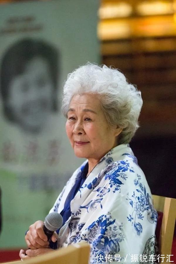 一儿一女@84岁女歌唱家住进养老院,说不想给儿女添麻烦,网友却议论纷纷