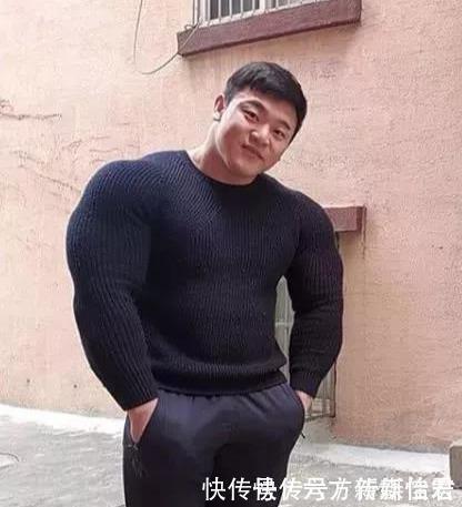 现实版|220斤肌肉男只练上身，导致比例失常，上演现实版的“绿巨人”