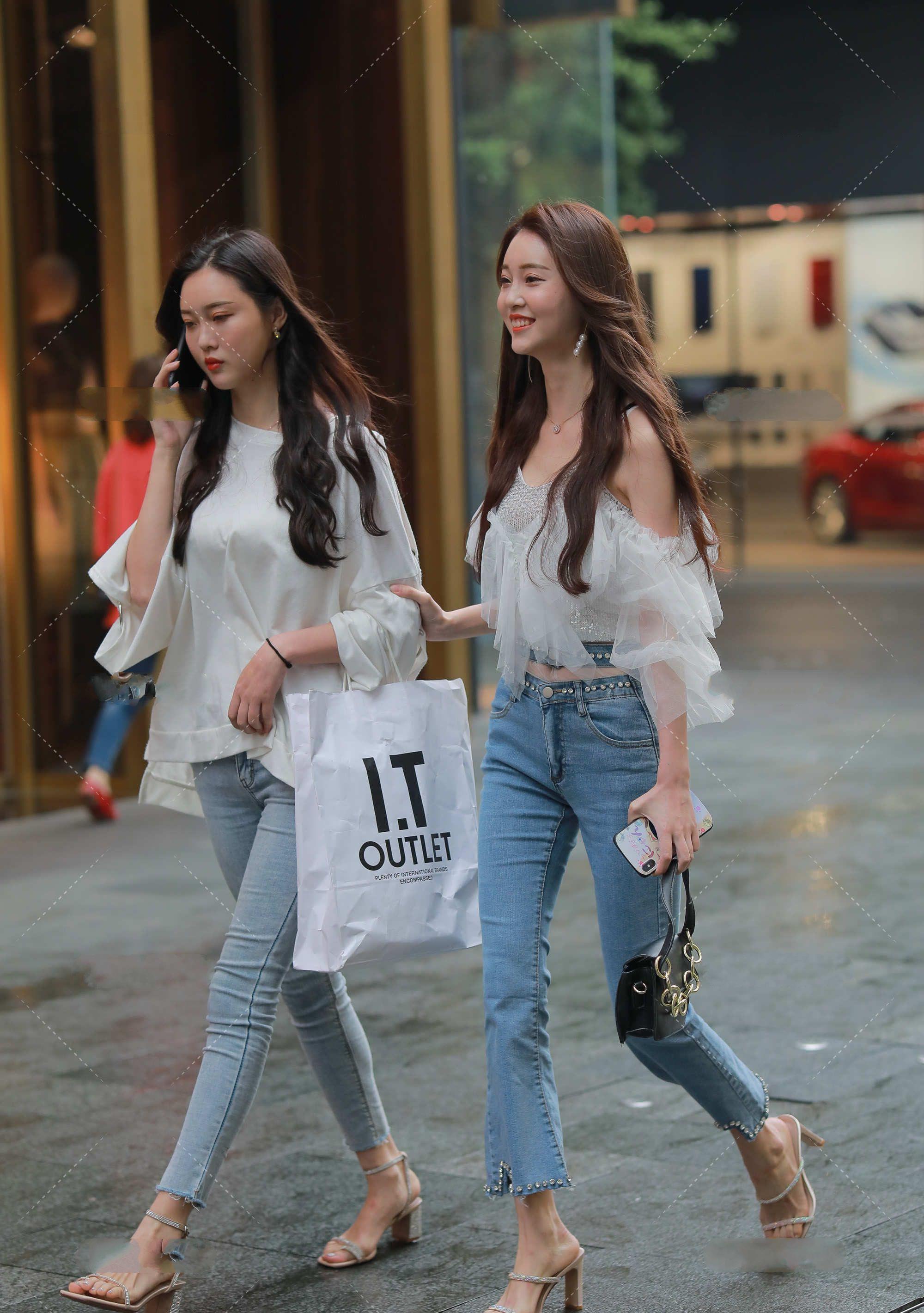 女神范|短款网纱吊带,搭配喇叭牛仔裤,仙气十足,时尚精致,更显女神范