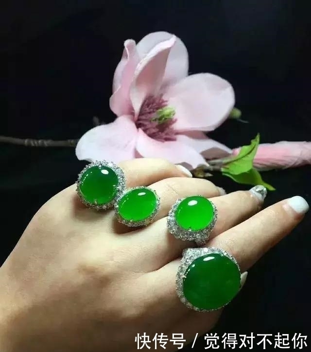 水头|老大爷嫌自己佩戴的翡翠水头不太好,用水一泡后,一看吓了一跳