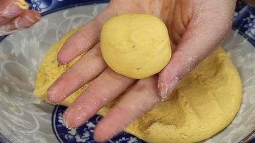 做法|这才是南瓜饼最简单做法，香甜软糯，2分钟学会，比买的还好吃