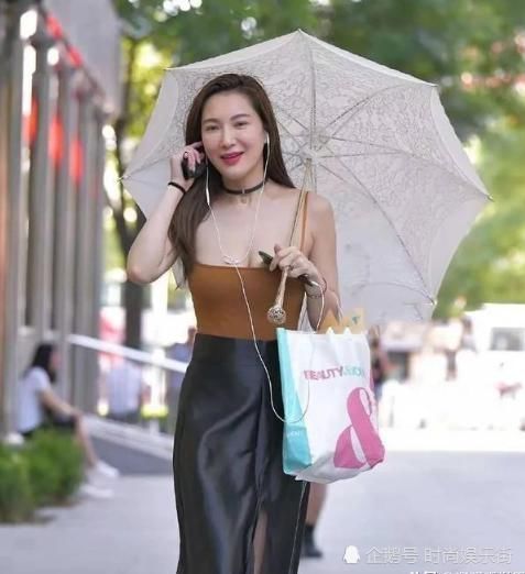 风姿飒爽时尚女网红,迈着自信步伐,两种颜色轻松穿出气质美