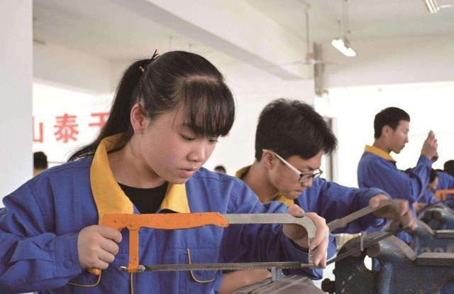 技艺传承之光:技工教育的重要性