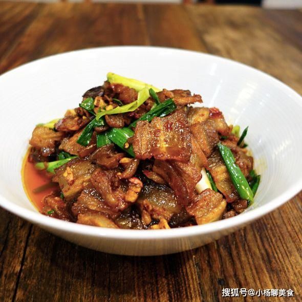 五花肉|蒜苗回锅肉家常做法，香气扑鼻，美味下饭