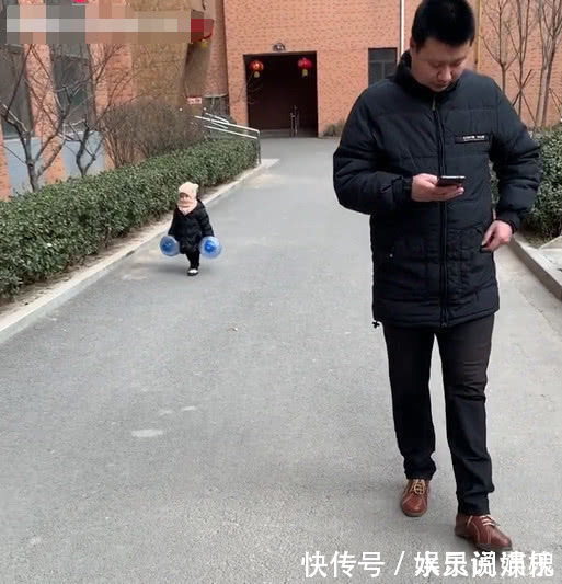 萌娃|“佛系奶爸”带娃出门走红,萌娃在后面拎着两个水桶操碎心