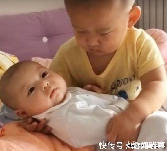生无可恋|哥哥哄弟弟睡觉，结果把自己哄睡着了，弟弟表情生无可恋