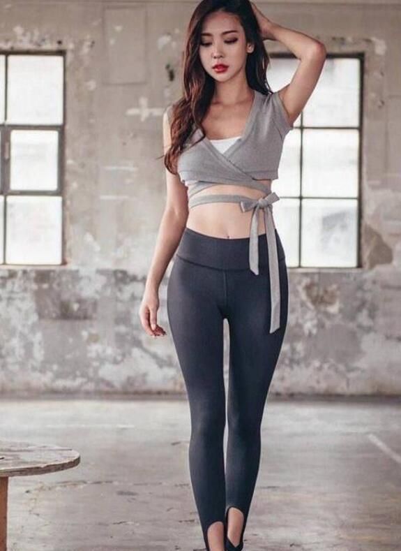 女神|街拍:性感丰满的紧身打底裤美女,轻松搭配出优雅女神范