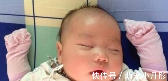 不安感|“啃手”与“不啃手”的宝宝,差别比想象中多,戒掉需注意方法