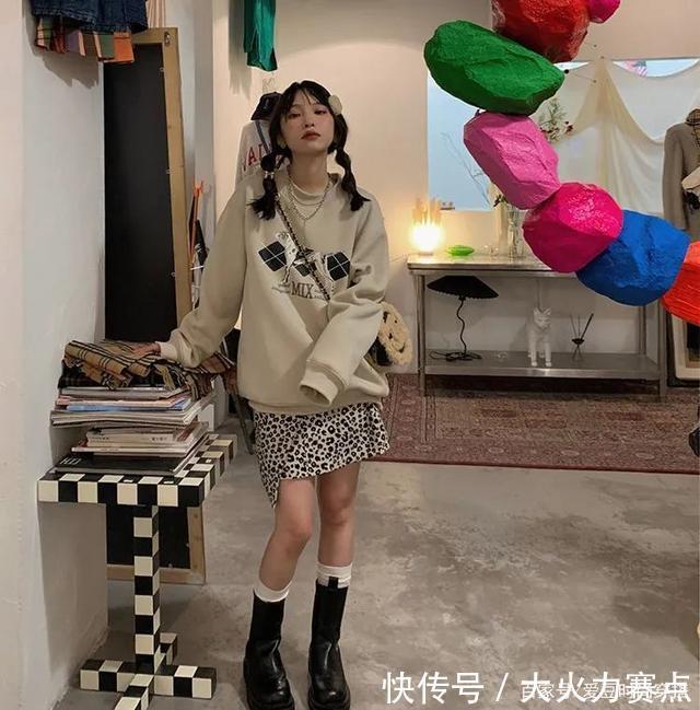  卫衣|卫衣这么穿，真的显胖又显矮