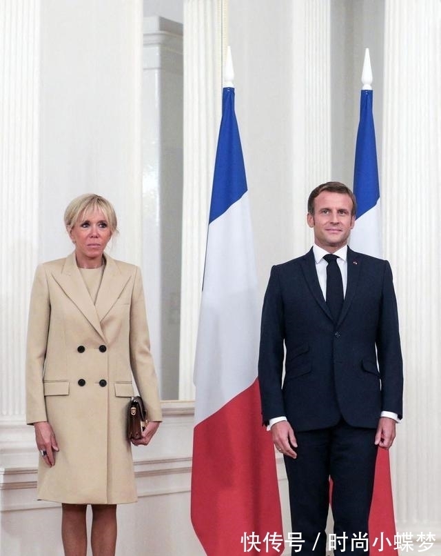 布丽吉特|法第一夫人终于换发型了!穿黑丝袜配高跟鞋,马克龙笑得合不拢嘴