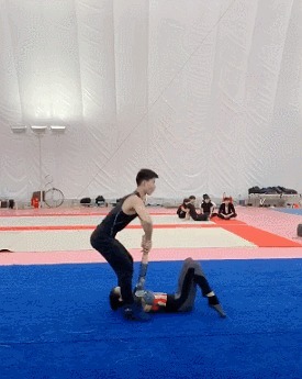 |搞笑GIF: 姑娘你好皮 是不是刚才不小心掉进水里面了