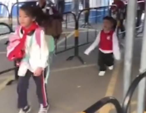 骑士|心碎现场!弟弟校门口骑士跪迎姐姐却被忽略,家长:姐姐太害羞