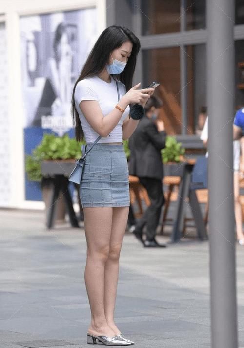 高收腰|牛仔短裙简单修身,展现出个性利落的感觉,轻松穿出性感身材