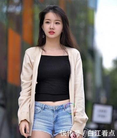时尚街拍:甜美淡雅的小姐姐,时髦超短裤穿出性感十足好身材