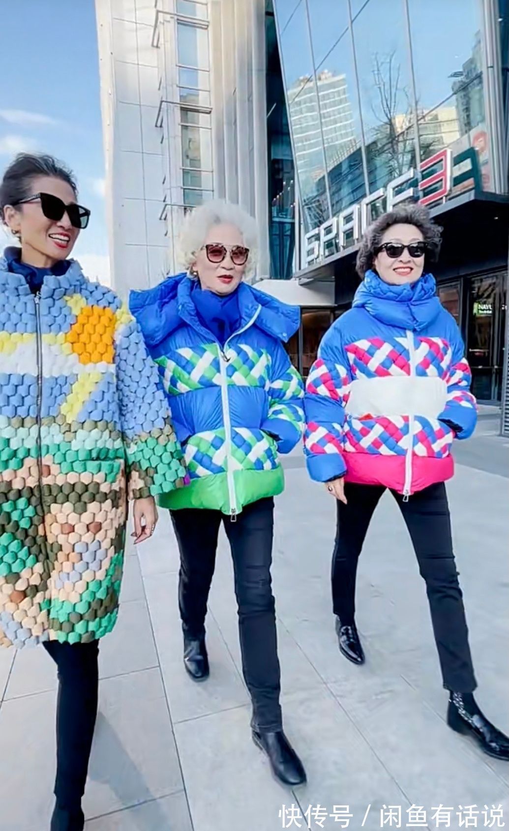 配饰 75岁北京奶奶真潮,那么花的羽绒服也敢穿,配一头白发看着太拉风