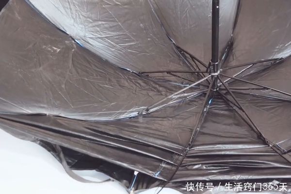 雨伞坏了也别扔,把伞布拆下来剪一刀,放在家里老人小孩都能用!